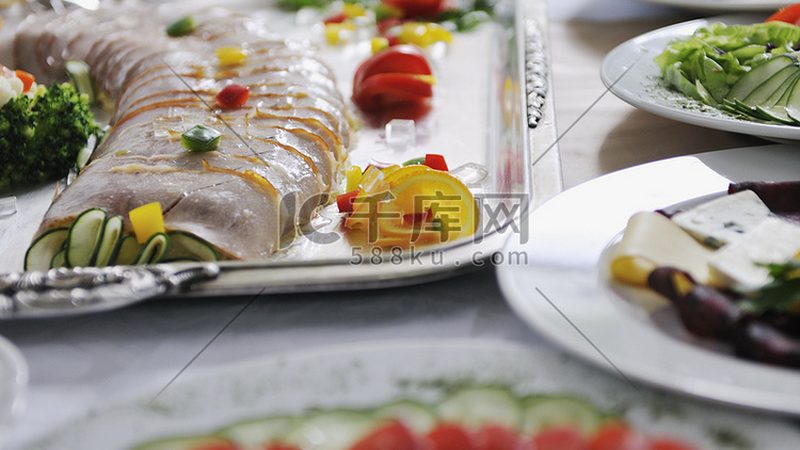 休闲食品与烘焙食品：一场舌尖上的分类较量