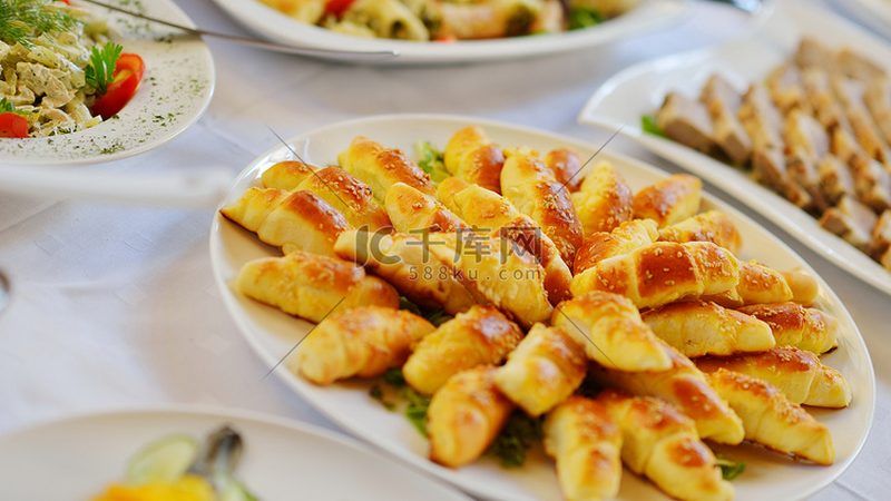 根据以上挑选标准，以下为您推荐几款家用饼干机品牌：